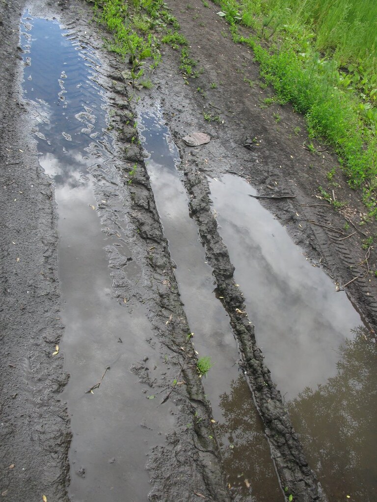 Лужа на дороге