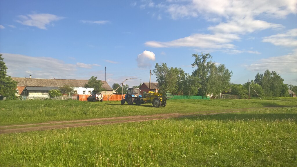 Трактор у дома