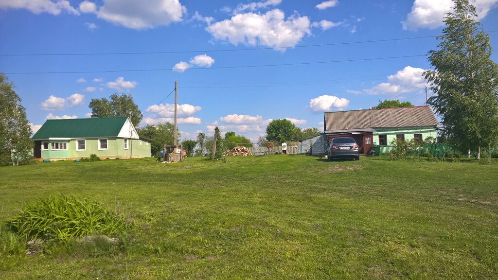 По середине двух домов