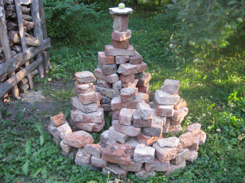 Фигура из кирпичей в саду
